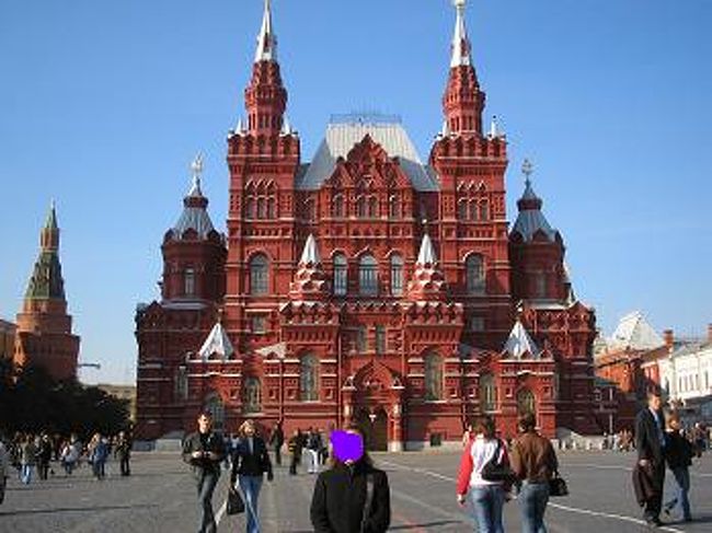 ロシアで女友達と2人、10日間に渡り貧乏旅行をしてきました！周遊した主な都市はサンクト・ペテルブルグ、キジー島、モスクワ、セルギエフ・パッサート。10月初旬のロシアは秋真っ盛りでした。<br />