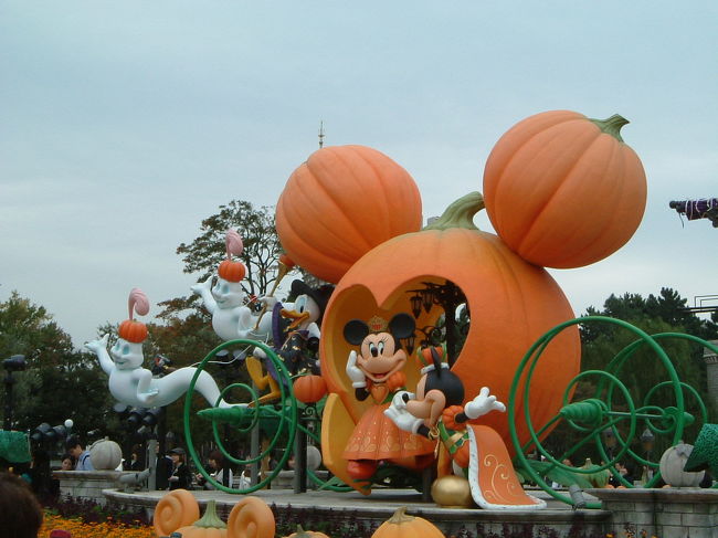２日目はディズニーランドに行きました。<br />シーとは全く違ってかわいらしいかぼちゃの装飾でいっぱいのランドです。