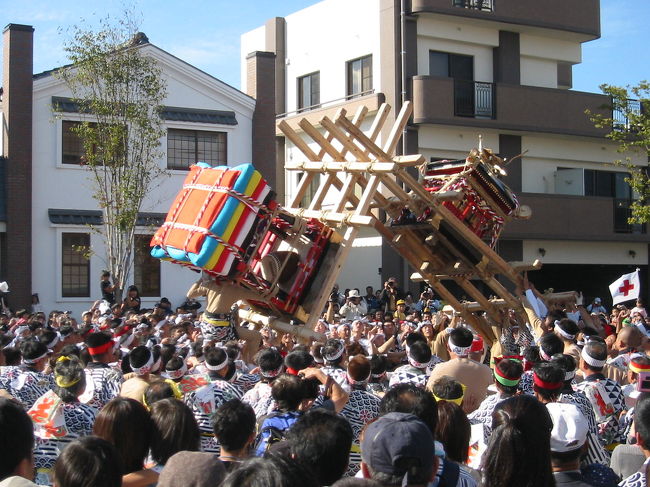 日本三大けんか祭り・伊万里「トンテントン」を見物した時の写真を掲載します<br /><br />重さ550〜600キロの荒神輿（あらみこし）と団車（だんじり）が激突する壮烈なケンカ祭り<br />団車が打ち鳴らす「トン・テン・トン」の太鼓を合図に、がっぷり４つに組み合い、合戦絵巻を繰り広げます<br /><br />最終日のフィナーレは「川落とし」双方組み合ったまま川に落ち、上陸を競います<br />荒御輿が勝てば豊作、団車が勝てば豊漁とされています。<br />夕暮れ時になり写真撮影が困難なため「川落とし」は割愛しました、ご覧になりたい方は2004&amp;2003年度のムービーダイジェストでお願いします。<br />http://netcombb.jp/contents/tontenton/<br /><br />