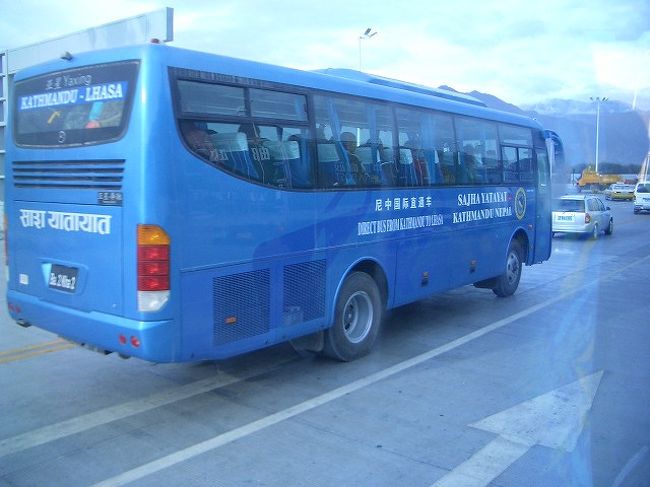 本日はいよいよ拉薩を離れる。まだ頭痛もあるが、地理的にも体的にも慣れてきた拉薩を去るときふと、「次はあるのだろうか」と思ってしまった。写真のバスはネパール・カトマンドゥへ向かうバス。だからナンバープレートが違う。