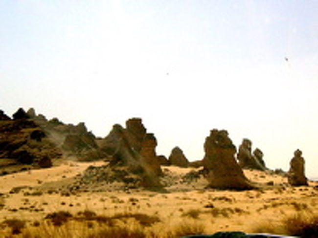 アラビア半島北部にあるナフド（ネフド）砂漠。<br />妙にベドウインが多くて、交通量のある不思議な砂漠でした。<br /><br />乗っていた車が何度もパンク。<br />結局ほとんどの行程をけん引されて横断しました。<br />これもレアな体験？？？