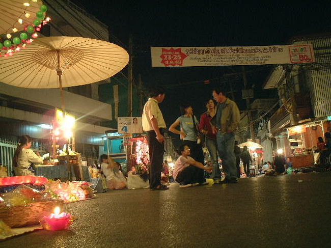 タイ「北部に咲く薔薇」と言われる、古都チェンマイ。その旧市街の外れで毎週土曜日に開かれる、地方色ゆたかな夜市で並べられた、様々なかたちの「ぞうさん」などの、手作り商品の映像コレクションです。