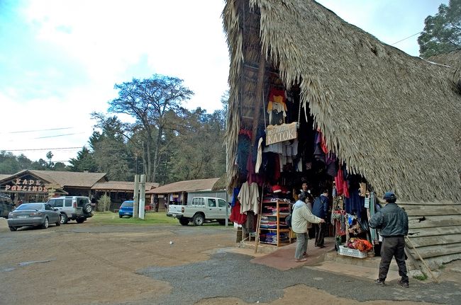 今日から、１泊（パナハッチェル泊）でマヤ種族の人たちが住む町へ。<br />この旅行で初めて降る雨の中を出発。カトゥクカフェでトイレタイムです。