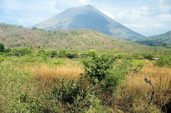 ニカラグアにはいるとすぐまた富士山型の山が・・　<br />ほんとに多いです。