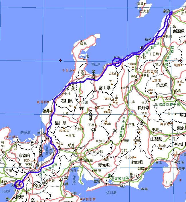 下道の旅、第２弾。<br />今回の行き先は、北信越（♂２人旅）。<br /><br />◆旅跡（タビアト）◆<br />★１日目（2002/4/28）：大阪～新潟～親不知<br />□２日目（2002/4/29）：親不知～能登～金沢<br />□３日目（2002/4/30）：金沢～福井～大阪<br /><br />１日目、大阪～新潟～親不知。<br /><br />今回は出発が夜中になってしまったってことから、往路を高速で、復路を下道でってことに決めた。<br />てことで、一晩かけて新潟へ向けて大爆走。<br />途中、睡魔と大格闘しながらも何とか９時前に新潟到着。<br /><br />この日は、競馬歴７年目にして、初の競馬場観戦。<br />１日中みっちり競馬を楽しむ、生サラブレッドはやっぱかっこよかった～♪<br />結果は－１０００円、席料併せて－２５００円。<br />２５００円で１日楽しめたら、全然文句ないっしょ。<br /><br />その後、ビッグスワンや新潟駅を回り、素敵な夜飯を探して彷徨うも、行き着いたところはめちゃめちゃ怪しい回転寿司、その名も「パク太郎」。<br />が、意外や意外、そんなふざけた名前に反して、寿司の方はめちゃめちゃうまかった！<br />こんな怪しい！？回転寿司でも魚がうまいとは、さすが日本海やね～。<br /><br />（日記はこちら）<br />http://atsu.d.dooo.jp/roaming/kokunai/02_hokuriku/cha/cha.htm