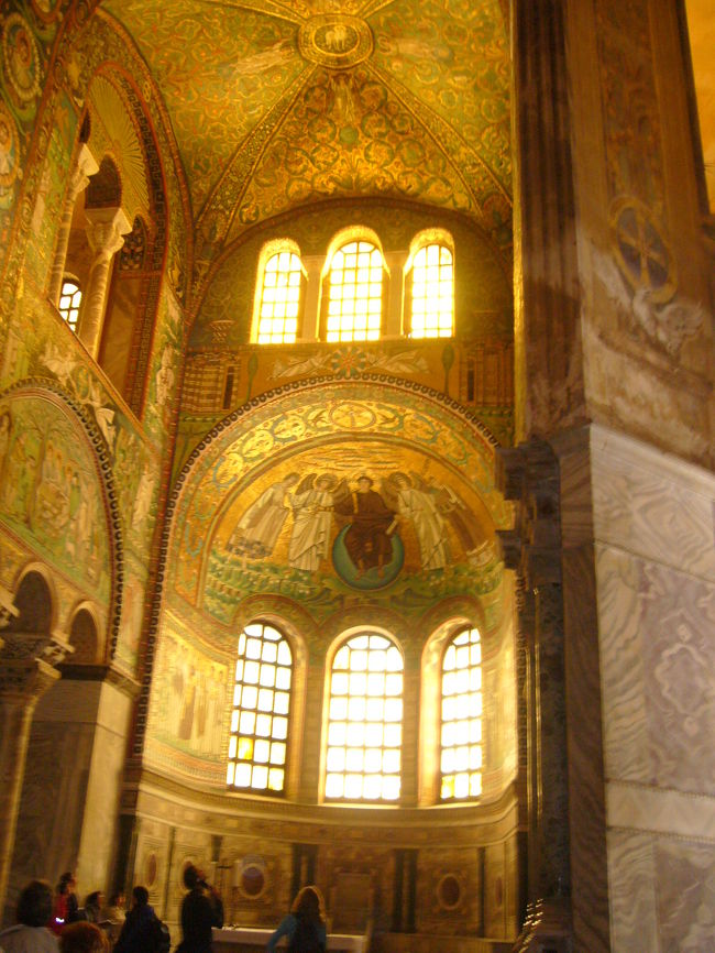 サン・マリノ～リミニへバスで。<br />リミニ～ラヴェンナまでイタリア国鉄fs線を使っての移動。<br /><br />ラヴェンナは、モザイクで代表されるビザンチン美術の宝庫<br />の街です。<br /><br />国鉄駅舎をでて、左側にデポジットの手荷物置き場があります。<br />ここでは、レンタサイクルが借りれます。<br /><br />今回のたびでは、徒歩で移動しましたが、<br />レンタサイクルを利用するのが時間を有効に使え、<br />良いと思います。<br /><br />写真はサン・ヴィターレ教会の主祭壇。