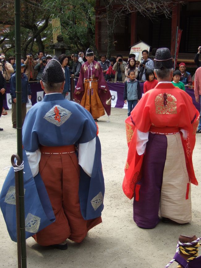 昨日の京都から移動して、奈良県の桜井にある談山神社に蹴鞠を見に行きました。その後、興福寺、春日大社、正倉院展に行きました。