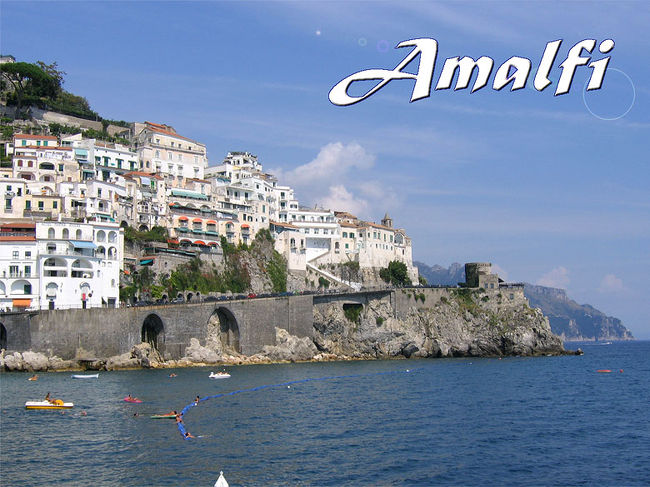 2005年の夏休み利用して、南イタリアでも屈指の景勝地「アマルフィ」に行ってきた。アマルフィは、ローマから約200Km、ナポリからだと40Kmほど南東にある町でティレニア海の海岸線にそった海洋都市である。美しい風景、町並みは、また違ったイタリアのすばらしさを感じた。