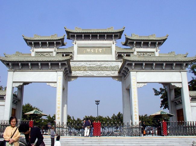 1997年9月に中国駐在を終えた後、初めて行く広州は6年ぶり。。。<br />何の用事で行ったのかを、今となっては思い出せないのだけど、爺ぃの親戚連中から「おいでおいで」と言い続けられているウチに、行かなくてはならないという義務感に苛まれた結果かと・・・(~_~;<br />なので、広州市ではなく、番禺区(番禺市だったがその頃に広州市番禺区となったそうです)に、19日から23日まで居りた。<br />滞在中、21日には番禺で有名な観光施設、「寶墨園」へ行って来ました。小さな庭園内で繰り広げられる、昔を思わせる建物や庭園の造りに圧倒されながら楽しんできました。中にある博物館のような展示室は、下手な博物館よりも充実していました。<br />