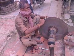 Nepal  ネパールってお祭りがいっぱ～い♪(14/14)　「ハサミ研ぎ師という言葉はありません」
