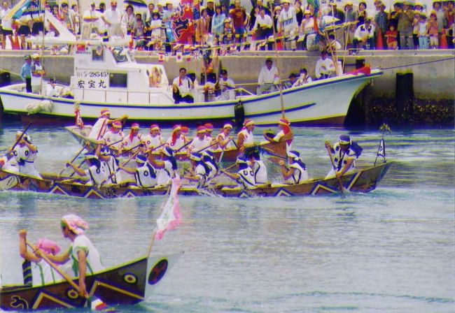 沖縄三大祭りのひとつ、ハーリー。規模としては、ゴールデン・ウィークに行われる那覇ハーリーが一番大きいそうですが、ハーリーは正式には旧暦の5月4日に行われるもの。沖縄本島に限らず、離島のそれぞれの港でも行われます。その中でも規模も大きく、歴史もあり、有名なのがこの糸満ハーレーではないでしょうか。<br />