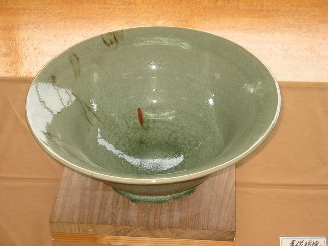 伊万里焼の由来<br />1670年頃佐賀藩主は藩窯を嬉野岩谷川内より大川内山に移し33間の登り窯<br />を築き幕府の献上品が焼かれていた、明治初期廃釜にいたるまで技法の秘密保持<br />と職人の保護育成に努め絶世を風靡した色鍋島が出来上がりました、「金仙窯」主人より<br />前回の探訪で見落とした左の道筋から再度探訪してみました、急な坂道を右手に登りつめたところに<br />意外な古窯を発見しました !! 今回はそちらを中心に観光しました