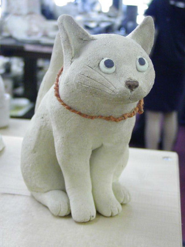  はるるの住んでいる宇都宮市のすぐ隣りの町、真岡市には猫づくりで知られる陶芸家さんの窯があります。<br /><br />有名陶芸家がひしめく益子町周辺の地元ではそんなに知名度は無いみたいですが、猫作家として全国区で知られる人気陶芸家なんですよ。<br />栃木県内はもちろん、東京の銀座や日本橋あたりの画廊でも、何度も個展を開いてるし。<br /><br />その、半澤淳子さんと薄井マリさんの二人展に、こないだ行って来ました。