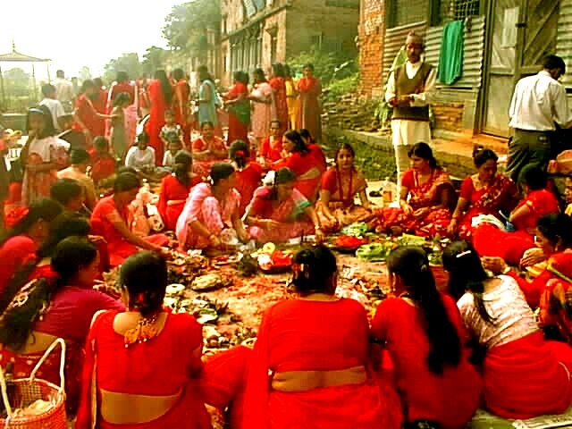 Nepal  ネパールってお祭りがいっぱ～い♪(1/14)　赤い衣装が素敵な女性のお祭り