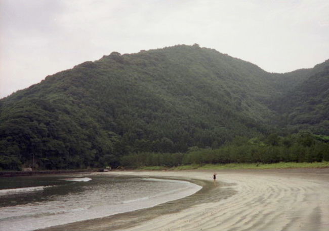 空手道場でサマーキャンプをしました。向かった先は蒲江町(現・佐伯市蒲江)の海岸沿いです。出発した日の天気は最悪でした。雨の中蒲江に向かいました。着いた頃は雨も小降りになり、その間にテントを設営したり、夕飯の準備をしたりしました。<br /><br />蒲江の海は遠浅なのである程度のところまで行っても足が着きます。私は泳ぐのが大好きなので、けっこう遠くまで泳いでいきました。目の前で魚がジャンプなんかするんです。潜るって手で砂をまさぐると、何匹かヤドカリを捕まえました。ハマグリもひとつ捕まえました。<br /><br />夕食はバーベキューでしたが、その間雨が激しく降り出し、カミナリのおまけつき。私はカミナリが怖いので、ビールをガンガン飲んで怖さを紛らしました。<br /><br />キャンプの時って子どもたちは早起きですね。朝早くから彼らの声に起こされました。朝食後はまた泳いだり、スイカ割りなんかをして遊びました。<br /><br />日頃の稽古の厳しさとは違った、楽しいキャンプでした。