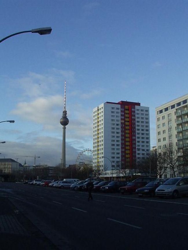 2003年11月〜2004年2月の3ヶ月、30歳記念？！でベルリンでホームステイ。<br />午前中は語学スクールに通い、午後は美術館やウィンドウショッピングにいくなど、毎日が楽しい3ヶ月。<br />3ヶ月間、スッゴイ寒すぎたけど、ドイツでのクリスマスも体験できてよい思い出です。<br /><br />思い起こせば東京の自宅より最初のホームステイ場所まで38時間、長い道のりでした。それもこれも私が貧乏なばっかりに・・・（自分のせい）。<br />ギリギリまで安くて不安なロシア周りにするか、安くて遠いマレーシア周りにするか悩みまくり、後者をとったのでした。<br /><br />ベルリンにはその年の9月に3日間だけ行ったことがあったので、U-Bahnの乗り方とか、位置的なコトは把握していたのだけど、ホームステイ先は、一般のガイド本に載っている地図からはみ出したところ。最寄り駅から歩いてどれくらいなのか検討もつかず、おまけに住所を間違えて控えていて、30分程迷ってしまいました。<br /><br />学校は最初の1ヶ月、何言ってるんだかサッパリ。数も数えられない状態で。でも、あれですね、人間、必要なものから覚えるもんです。お昼を食べるときの頼み方とかお持ち帰りとかそんなことから覚えてくもんです。たった3ヶ月勉強しただけで、帰ってきてから何もしてないから、既に忘れてしまったけど・・・。