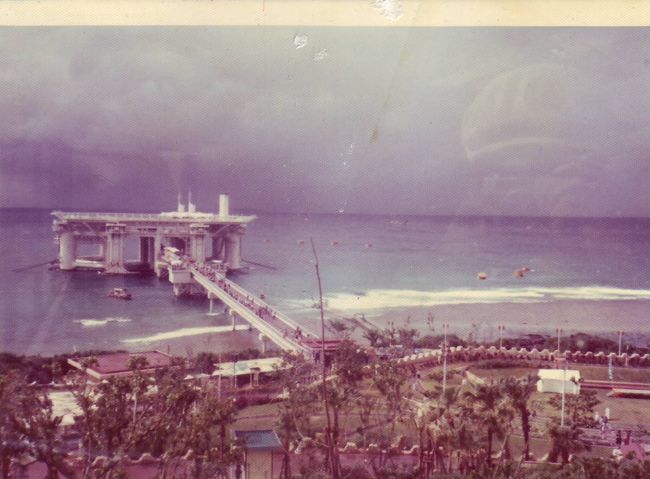 ◆アクアポリス◆<br />今から３０年前に開催された「沖縄国際海洋博覧会」の旅行記です、「海の望ましい未来」をテーマに<br />沖縄の美しい亜熱帯の海を舞台とし1975年7月19日〜1976年1月18日に開催された海洋を対象とする<br />世界で最初の国際海洋博覧会です、沖縄本島北部の本部半島の一角に設けられ<br />亜熱帯性の樹木や草花で彩られた会場周辺は雄大な山並みと周辺の島々が調和して<br />みごとな景観を呈し、内外からの入場者を魅了しました<br />国営沖縄記念公園は博覧会跡地に設置された国営公園です<br />現在は本島北部の観光の拠点として中心的役割を果たしているようです<br />一方、２５年間本部町の海のシンボルとして、親しまれて来たアクアポリスはタグボートに曳航され、<br />中国へ旅立ちました、３０年前ピカピカの姿でデビューした<br />・アクアポリス・は現在の国営沖縄記念公園にはありません。<br />私の写真は30年前のもので、ご不満と考え追加写真を Webより拝借しました、<br />・2005-12-12追加写真を１５枚掲載しました。<br />・2005-12-17追加写真を８枚掲載しました。<br />・2007-03-26に追加写真のコメントを追記しました。<br />【トラックバック】のテストを含めて<br />コメント内容は定かでない事柄があります、私の記憶力低下です<br />ご容赦ください。