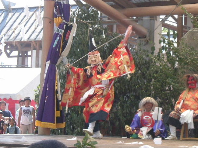 熊本県波野村の神楽苑では毎年10月の第1週の週末に神楽フェスティバルが催されます。熊本県内、大分県を中心に西日本各地の神楽団体がやってきてご当地神楽を披露します。<br /><br />神楽苑は道の駅でもあり、普段から買い物や食事を楽しむ観光客でいっぱいです。ここのそばソフトクリームと山桃ソフトクリームは絶品です。この神楽フェスティバルの日はいつもの数十倍以上の大賑わいでした。同時に中九州ジャンボかぼちゃコンテンストなんていうのも開かれていて、会場には色とりどりのかぼちゃが何十と並んでいました。<br /><br />食べ物やおもちゃの屋台もたくさん出ていて、おいしい食べ物をいただきながら日本の伝統芸能を堪能した秋の日でした。