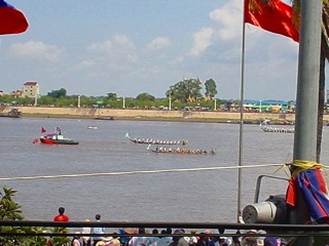 カンボジアでは水祭があります。<br />こちらの、水祭はタイ等の近隣諸国でおこなわれている<br />水かけ祭でなく、ボートレース大会なのです。<br />各州の予選を勝ち抜いた選りすぐりの選手がボートを<br />漕ぐ姿は圧巻です。<br />3日間かけて行われる、水祭はレース会場周辺に出店やステージも設置され、多くの人が国中から集まります。<br />陰暦で設定されるこの水祭、今回は11月15日〜17日の期間に行われました。<br />私が16日まで旅行へ行っていたので、最後の1日間だけですが、見てきたものをお届けします。<br /><br />