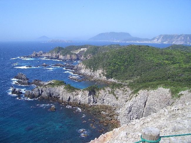 伊豆諸島の一つ、式根島をぶらり一人旅してきました。<br />キャンプをしながら無料の温泉につかったり、海に潜ったり、狭い(3.9k?、千代田区や文京区の3分の1程度)ながらも充分に堪能することが出来る素晴らしい島です。<br />東京の竹芝桟橋を夜に出発して翌朝到着。<br />初日はテントサイト近辺をブラブラして、2日目に西部の山の中を歩きました。
