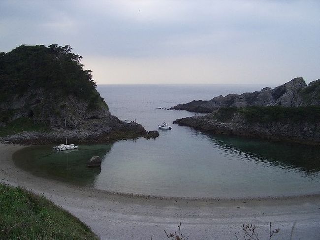 伊豆諸島の一つ、式根島をぶらり一人旅してきました。<br />キャンプをしながら無料の温泉につかったり、海に潜ったり、狭い（3.9k?、千代田区や文京区の3分の1程度）ながらも充分に堪能することが出来る素晴らしい島です。<br />3日目のビーチを中心に周った写真を載せました。 