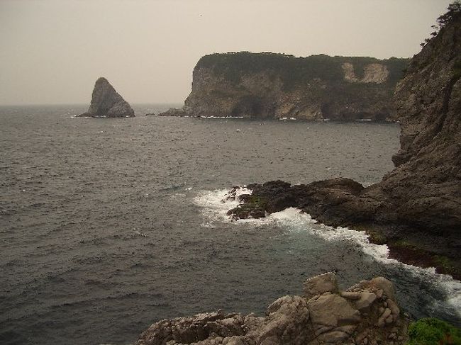 伊豆諸島の一つ、式根島をぶらり一人旅してきました。<br />キャンプをしながら無料の温泉につかったり、海に潜ったり、狭い(3.9k?、千代田区や文京区の3分の1程度)ながらも充分に堪能することが出来る素晴らしい島です。<br />4日目は、2日目に行けなかった所を周りました。<br />西部の山の中でもマイナーな所です。<br />そして5日目に帰りました。