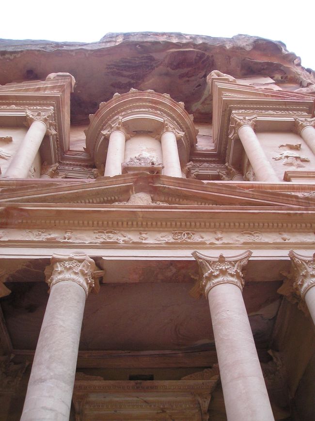 「有終の美を飾るぺトラの遺跡−Part１」<br /><br />2005年９月13日<br /><br />ハマからダマスカスに向かう。ダマスカスで一泊しようと思っていたら、宿が取れない。落ち着いたエリアのバフサ通りにあるアルハラメインやアルラビ、他に2軒くらいあるが、どこも満室。まだ３時頃なのに、これは参った。ダマスカスは前にも宿を探すのに苦労をした。それだったら一気にヨルダンに入国してしまえと思って、再びバスターミナルに向かう。<br /><br />とりあえず、国境近くの町のダラーを目指す。その前にジュースとケバブサンドウィッチを食べて、シリア人の学生と雑談した後、バスに乗り込む。ダラーに泊まろうかと思ったが、ちょうど乗合タクシーが停まっていて、国境を越えて、ラムサに行かないかと言ってきたので、それに飛び乗る。ラムサ行きのタクシー内でまたヨルダン人の男２人と仲良くなる。彼らはラムサからタクシーでさらにイルビットに向かうと言う。一緒に行こうと誘われて、そのまま彼らのタクシーに乗る。イルビットまでのタクシー代は彼らが払ってくれた。そして彼らを降ろした後、タクシーはホテルまで連れて行ってくれた。<br /><br />イルビットに一泊する。ここにはこれといった見所がないので、次の朝、アンマンに向かう。そしてアンマンの降りたターミナルからぺトラ行きのバスターミナルに向かうが、人に言われて行ったターミナルからはぺトラ行きのバスは出ていない。やっとのこさ来たターミナルで１時間待って、バスはぺトラに出発。<br /><br />３時間半でバスはぺトラへの拠点となるワディ・ムーサの町に到着。ちょうど、バスで降りたところで客引きに会い、彼のホテルに連れて行ってもらう。景色の良い部屋だったので、ここに２泊することに決める。<br />