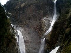 日本一の滝でマイナスイオンを浴びる！