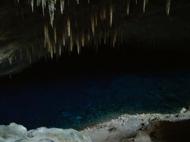 観光１日目の午前中は「Ｇｒｕｔａ　ｄｏ　Ｌａｇｏ　Ａｚｕｌ」見学です。<br />「グルタ・ド・ラゴ・アズゥ」（青い湖の洞窟）という読み＆意味です。<br />神秘的な素敵なところでした。