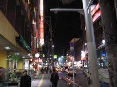 夜の国際通りを歩く。