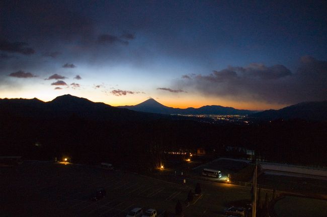 １８〜１９日に八ヶ岳へ一泊してきました。<br />温泉に入ってきただけでしたが、ホテルの窓から１８日夕と１９日朝の富士山を撮ってきました。