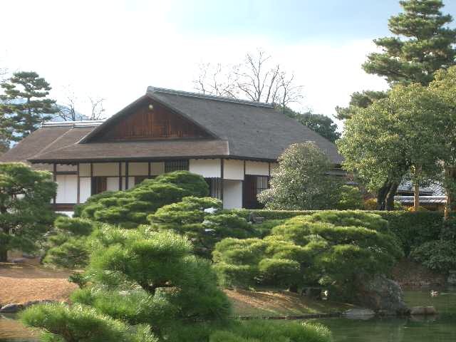 桂離宮に、また、行きました。紅葉も終わったいましたが、日に映える壁と障子の白さが優美さを誇っているようです。池も静かで音のしない音楽が聞えました。ここは、芸術の先端の鋭さがあります。意識の緊張感が、宮内庁管理の庭園の中で、一番です。落ちつき、とか、のんびりといった雰囲気ではありません。張り詰めた美しさです。心は休まりませんが、精神の高揚を感じます。何度来ても理解を超える庭園です。