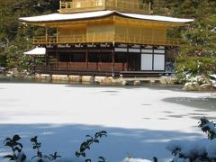 雪化粧の金閣　鹿苑寺