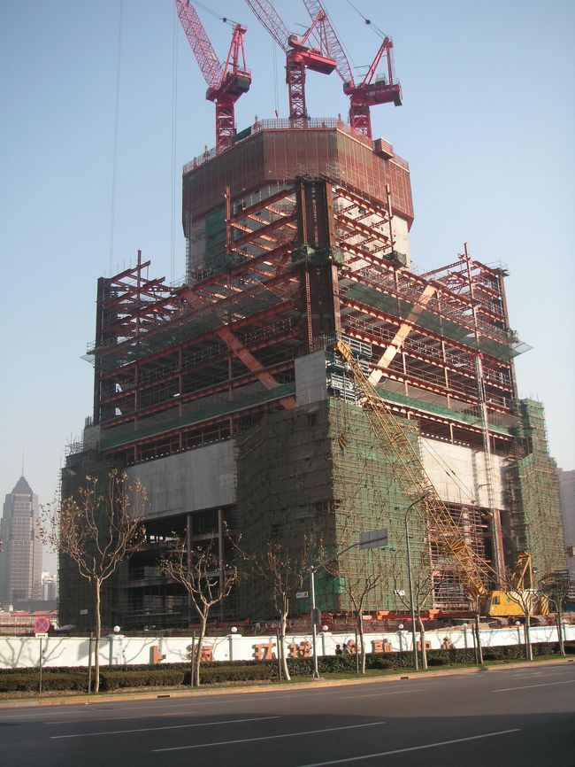　今日は暖かな日和なので一昨日の「陸家嘴」の火事の跡を上から見ようと“８８階ビル”「金茂大厦」に行きました。<br /><br />　これは「上海環球金融中心」の工事現況の画像です前回より大分進捗してまいした。<br />　前回の画像と比べて見て下さい。<br /><br />今天很暖和,想看&#38470;家嘴火灾的痕迹,去了88楼的今茂大厦.<br /><br />&#36825;是上海&#29615;球金融中心的&#29616;况照片,工事比以前&#36827;&#27493;了很多.<br />&#35831;比&#36739;上一次的照片.