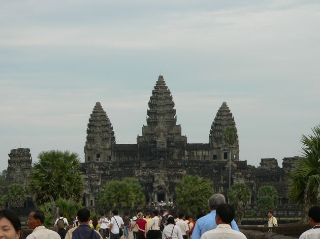 カンボジアの旅（１）・・「天上の楽園」を目指したアンコールワット遺跡を訪ねて