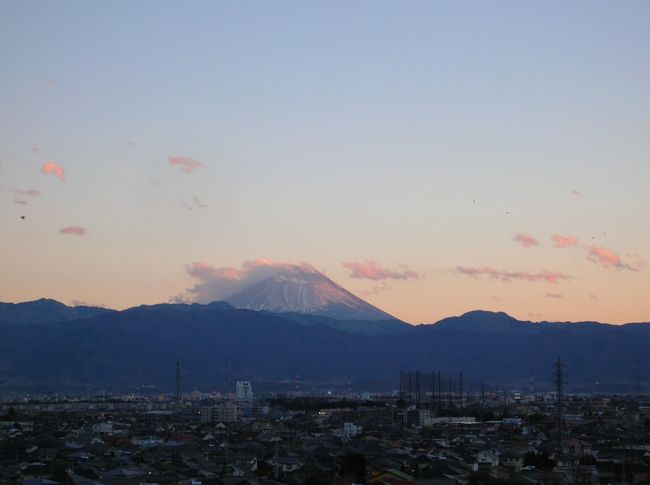 <br /><br /><br /><br /><br /><br /><br /><br /><br /><br />いってまいりました。山梨県神の湯温泉。 <br />企画を考えたときに、「露天風呂は必須」「ご飯もこっているところ」「値段はお手ごろに」「車で行くのであまり積雪がないところ」「でも、伊豆とか千葉は結構行くからそれ以外」なんていろいろわがままを言ったために、なかなか行く場所が決まらなかった中、非常にクチコミ情報が良かったここに決めました。 <br />場所は山梨県甲斐。甲府のすぐそばです。そばに石和温泉とか湯村温泉などがありますが、神の湯温泉は住宅街の真ん中に位置しています。 <br />同行者はF夫婦とゆなごん家族の合計５名。 <br /><br />＜１２月２３日＞ <br />朝１０時過ぎにF夫妻にゆなごん宅まで来てもらい、ゆなごんの車に乗り換えて出発。 <br />久々に乗る中央道だったんだけど、驚くほどすいていて、最近ウィンタースポーツが下火って言うのは本当かも、と思いました。 <br />日本海側や大阪方面は大雪みたいだけど、私達が進むほうは晴天。以外に暖かく車の中は暑いほどでした。 <br />普段東名を使うことが多いので、富士山を反対側から見るのは結構珍しく、わいわい騒いでいるうちに、勝沼インター。 <br />宿に入るにはちょっと早すぎるので、フルーツパークと言うところに逝ってみたのですが、なんだかあまりぱっとしないので、途中のお蕎麦屋さんで食事をしながら、ゆっくりと宿に向かいました。 <br />３時ごろに宿に着き、車を止めてチェックイン。 <br />なかなかお出迎えも仲居さんもいい感じ。あまり押し付けがましくもなく、かといってほっとかれるわけでもなく。 <br />お部屋は６畳+床の間と四畳半、その横に椅子ふたつとテーブルなどのあるじゅうたん。なので、大体１２畳ぐらいの部屋でした。 <br />窓からは甲府の町並みと富士山が一望でき、なかなかの眺め。 <br />４階建ての３階だったんだけど、高台に立っているので、眺めがいいようです。ほとんどの部屋が富士山側なので、どの部屋でも大体同じような眺めが見られるはず。 <br /><br />女性は浴衣も４種類から選べ、ゆな母はでかいので、サイズ変更もすぐにしてもらえました。ちなみに今回の旅行、ゆなごんは食事と寝具なし、で無料でした。名ので、当然浴衣もなく、 <br />ああ、もっていってあげればよかった、とちょっと後悔。 <br /><br />一休みしてから温泉へ。 <br />貸切は待ち（予約なしで、あいてればはいっていい）だったので、大浴場へ。 <br />ゆなごんは女組みと一緒に入りましたが、７種類の温泉に大興奮。ゆな母たち大人は、「水質はいいけど、ちょっとぬるめかなあ。。。それから、この値段と立地では仕方がないけど、露天風呂がもう少しおおきければ。。。」というのが正直なところ。（源泉かけ流しなので、本来ぬるめらしいけど） <br />でも、ピーリングジェルがお風呂場においてあったのは珍しかった。本当は顔用なんだろうけど、手先のがさがさが気になっていたゆな母は、思わず手先をごしごし。結構キレイに角質が取れて嬉しくなっちゃいました。 <br /><br />お風呂から上がってしばらくするとお食事。 <br />今回はクリスマスプランというもので予約したのですが、 <br />お食事は好き嫌いはともかくとして、ボリュームといい、 <br />手の込み具合といい、なかなかのものでした。 <br />ゆなごんにとりわけしても十分だったから、男の人でも大丈夫なんじゃないかな。 <br />ただ、こったお料理が多いので、物によっては嫌いな人がいるかも。「鮭とりんごの角切りにベシャメル（だと思う）ソースをかけて焼いたもの」とか「豚肉をゆがいたものに八町味噌とぶどうを煮たものをかけたもの」みたいな感じ。 <br />（本当はお品書きがあったんだけど、もらってくるの忘れた。） <br /><br />食事の後は板さんによるクリスマスケーキデコレーション。 <br />クリスマスプランだけみたいだけど、板さんがやってきて、 <br />客の前でスポンジをクリームでデコレーションしてくれるもの。 <br />「パティシエが。。。」と仲居さんが言ってたので、板さんがケーキを持ってきたときにはちょっとびっくりしたけど、ケーキはわりと軽めで食べやすく、食後にはいい感じでした。 <br />それにしても、一部屋にそれ程大きくはないとはいえ、ケーキがホールでひとつ。結構気前がいいですね。 <br />ケーキとシャンメリーで一日早いクリスマス気分をあじわわせてもらいました。 <br /><br />食後はF夫妻からいただいた「すごろく」と「ふくわらい」（シナモンロールのかわいいもの）でしばしゲームタイム。 <br />ちょうど羽織があったので、ゆなごんと二人羽織などしてみました。 <br /><br />その後、あまりに食べたので、お約束の温泉卓球。 <br />ゆなごんが気に入ってしまってしばらく遊んだ後、 <br />部屋に戻って女２人は再度温泉へ。 <br /><br />今回はゆなごんがいないので、ちょっと待って貸切風呂にチャレンジ。 <br />幸い５分ほどの待ち時間で入れました。 <br />このお風呂はなかなか！眺めもいいし、くつろげるし。。。 <br />ただし冬場は寒いので、他のお風呂で体など洗ったあと、 <br />純粋に温泉につかるためだけに入ったほうがいいかも。 <br /><br />この日はこれでおしまい。<br /><br /><br /><br />＜１２月２４日＞ <br />前日温泉に入りすぎて疲れてとっとと寝たわりに、 <br />起床は７時半ごろ。 <br />ゆなごんは疲れすぎて、仲居さんがお布団を上げに来たときにも眠っていたので、ひとつお布団を残してもらう。 <br /><br />ゆな母は同行者みなさんに「本当にすきだねー」と半分あきれられながらも、顔を洗うついでに朝風呂。 <br />だってさー、温泉にきたらやっぱり朝もお風呂に入らないと。 <br />朝のきらきらしたお風呂ってすきなんだなあ。。。 <br /><br />お風呂から戻ってすぐに朝食。 <br />温泉に入るとなぜかお腹がすくので、これまたかなり <br />手の込んだ朝ごはんを残さず食べる。 <br />上げ膳据え膳幸せ。 <br /><br />食後は荷物をまとめながら、のんびりとお話をして、１０時ごろチェックアウト。 <br /><br />せっかくきたので、清里までちょっとドライブ。 <br />途中にあったいかにもおいしそうなパンやさんで、 <br />なんだかいろいろ買い込み。 <br />実はものすごくパン好きなゆな母なのでした。 <br /><br />清里にくるのは多分高校以来のような気がするけれど、 <br />それでもあの妙にファンシーな駅前はあまり変わっていなかった。 <br />萌木の村と言うところまで行って車を止め、中のお店を見て回る。 <br />クリスマスらしくお店もきらきらしていてきれい。 <br />白樺で作られたトナカイさんがそこら中に飾られていて可愛い。 <br />中庭にはうっすら雪も積もっていて、ゆなごんもずいぶんはしゃいで遊べた。 <br />女性が買い物をしている間にゆな父とFさんと一緒に雪合戦までしていたようです。 <br />中庭にはロープで引っ張れるようになっている乗り物もあって、子連れにはなかなかいい感じ。 <br />レストランも複数あって、お味も悪くありません。 <br /><br />「だいずや」というお店で納豆と大豆餡いりのどら焼きを購入。後で、もっと買っておけばよかったと後悔するほどどら焼きはおいしかった。。。 <br />他にもオーナメントやソーセージなどを購入。 <br /><br />食事をしている間に雪が降り出したりしたんだけど、食べ終わる頃には晴れていたので、やっぱり清泉寮までいこうか、と言うことになったのだけれど、これがちょっとしたアクシデント。 <br /><br />清泉寮の前だけ道路がつるつるに凍っていて、車がスリップ。 <br />幸い後続も対向もいなかったので、たいしたことにはならなかったけど、車のホイールカバーが割れた。 <br />その後チェーンをはめていたら、横を除雪車がはしっていった。。。 <br /><br />結局清泉寮はあきらめて帰宅。 <br /><br />途中で軽く夕飯を食べ、今回の旅行はおしまい。 <br />