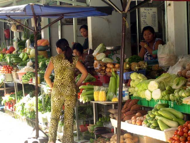 ホーチミンの町の市場を探索。バスに乗りカンボジアのプノンペンに向かいます。