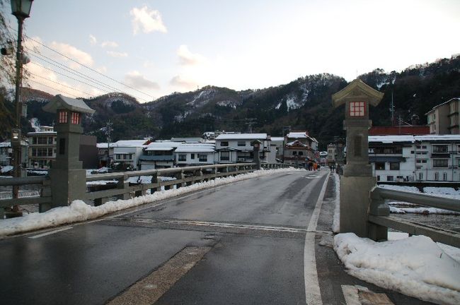 ラジウム温泉に入ってしばらく湯治するために、年末年始に鳥取県の三朝（みささ）温泉にこもりました。