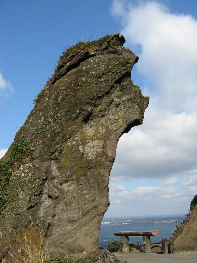 ＪＴＢ旅物語のツアーに参加しバス２台で島の東部を観光しました。萬丈窟は全長１３．４ｋｍという世界最長の溶岩洞窟で?ｋｍ地点まで見学できます。城山日出峰は海岸の溶岩が噴出してできた岩です。特異な成り立ちが興味深い景観をつくっています。<br /><br /><br />済州島（チェジュとう）は、朝鮮半島の南西、日本海、東シナ海、黄海の間にある火山島。韓国の最南端に位置する楕円形をした火山島であり、同国で最大面積の島。人口は約66万人、面積は1,845km2。<br /><br />15世紀初頭頃まで、耽羅という独立した王国があった。李氏朝鮮の併合後も朝鮮半島からの人口流入はほとんどなく独自の文化を維持し、20世紀まで保っていた。現代ではソウルを超える観光地となっている。<br />島の中心には標高1,950mの漢拏山がある。島内および海岸には360個以上の火砕丘が形成されている。岩質は主に玄武岩から成る。。済州道は日本とも近く、最も近い長崎県の五島列島まで180kmほどの距離にある。 <br />（フリー百科事典『ウィキペディア（Wikipedia）』より引用）<br />