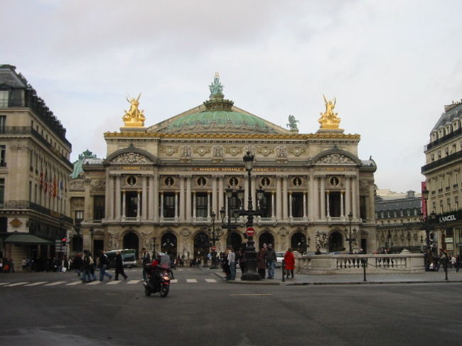 大晦日はいよいよ”パリ・オペラ座”でバレエを観る日です。<br />オペラ座・ガルニエは歴史のある劇場です。今年の大晦日はオペラを上演するようです。新しいオペラ座バスチィーユでバレエ”白鳥の湖”が上演されます。<br />まず、オペラ・ガルニエを見学しました。<br />