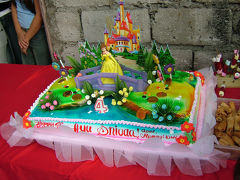 フィリピンの下町で行われた誕生日パーティー