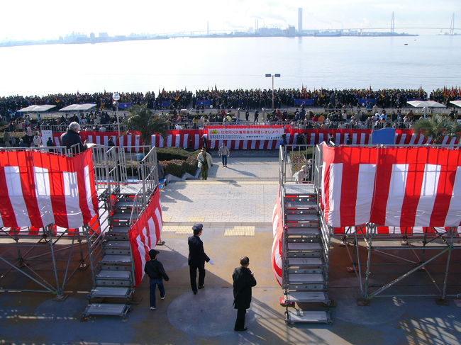 １月８日に毎年恒例になっている消防出初式が名古屋港ガーデン埠頭で行われたので、初めて友人と見に行ってきました。<br />平成18年の出初式は県知事、名古屋市長を初め消防団員2199名、消防・救急車両６６両、消防艇３艇、救急ヘリ５機が参加をして日ごろの成果を披露していました。<br />当日は気温０度と寒い日でしたが、参加者の熱気で寒さも忘れる程で観覧者(１８０００人）も予想していたよりはるかに多く、その人の多さにもびっくりでした。<br />消防訓練も実践さながらで結構迫力もあり、なかなか普段見ることの出来ない消防の仕事を見ることが出来て何か得をした気分で帰路につきました。<br /><br /><br /><br />