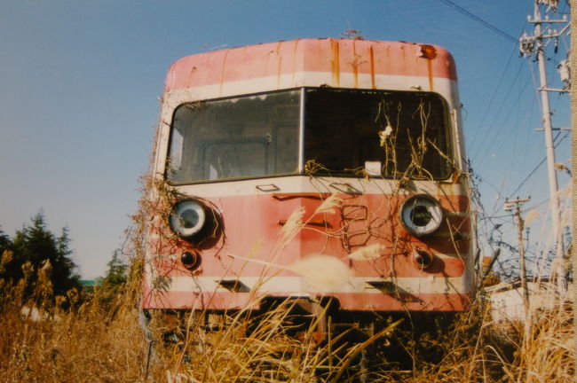 東海道線(下り)で大井川橋梁を渡っていると、河原に怪しい列車が見えるのをご存知ですか？実はＳＬで有名な大井川鉄道の廃車置場。前から気になっていたので、車で帰省する途中に寄ってみました。