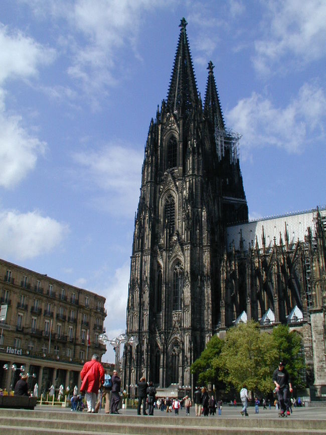 ドイツのケルンでポール・マッカートニーがライブをやると知ってたので、ウィーンからケルンに行ってみた。<br /><br />駅前にどおおおおん、と豪快な大聖堂があって、この大聖堂は今までに見た中でもセビージャと並んで双璧の迫力。<br /><br /><br />会場のケルン・アリーナに行ったら、昼間っからダフ屋のおっさんがいて、ほとんど定価でアリーナのチケット取れた。<br /><br /><br />夜のライブ、回りは50代のおっさんおばはんばかり。日本なら若い奴らも結構いるんだが、ほとんどみかけない。<br />しかも、ライブが始まっても、ビートルズナンバーには反応するんだが、ウィングス以降の曲にはほとんどノーリアクション。<br />なんで、彼らはLive and Let dieやJetを座ってじっと見たままでいれるのか、理解不能。<br /><br />ヘンな東洋人のあんちゃんと思われたに違いない。<br /><br /><br /><br />夜行でベルリンに移動。<br />ベルリンには中央駅というのは無くて、いくつかの駅があるんだが、メインと言えるのはZoo Station。<br />「動物園前」がメインという関西的にはｽﾊﾞﾗｼｲネーミングだ。<br /><br />朝着いて、日中ぶらぶらするも、ブランデンブルグ門と壁とチェックポイントチャーリーを見たら、もう行くところが無くなったんで、朝着いてさらに夜行で移動することにした。