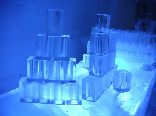 念願の氷で出来たIce Barでウォッカを飲む<br />という素晴らしい体験をすることができました。<br />毎年デザインが違うというこのBar。<br />−5度の中で飲むウォッカカクテルは格別の味でした。