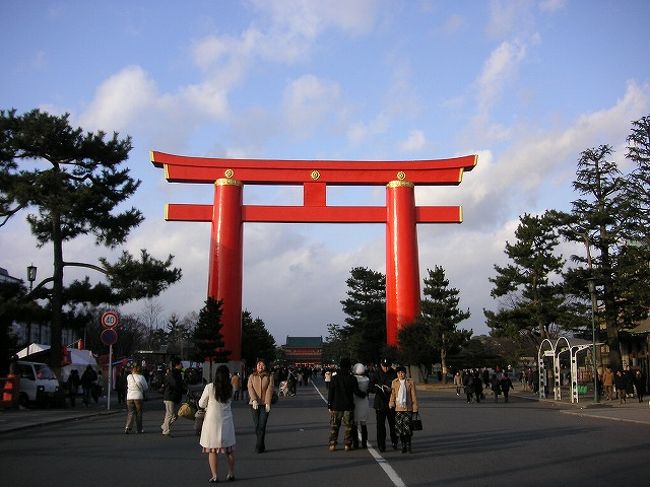 京都へお正月に来たのだから「平安神宮」へお参りしなくては。<br />相棒の意見<br />予定の買い物もあるので「賛成」
