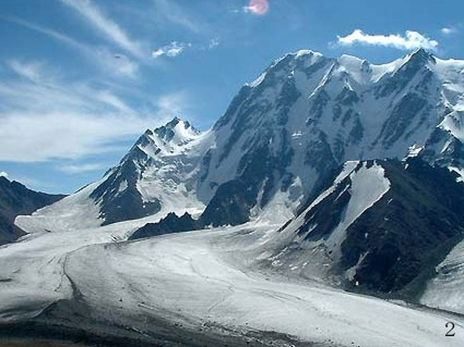 中国はウィグル自治区、天山山脈ボゴダ峰ベースキャンプトレッキングの風景です