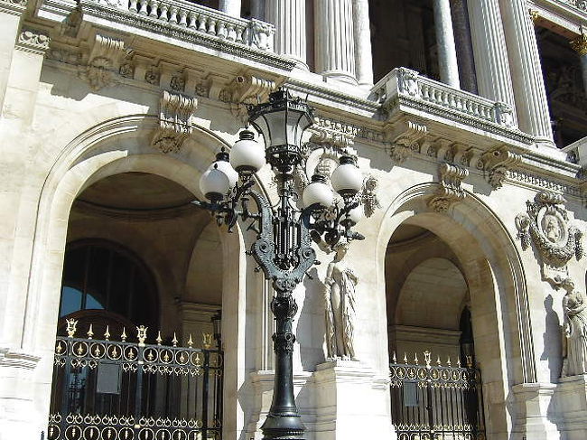 路上美術館の２回目はパリの街灯です。<br />街灯と建物、街灯と町並がとても美しい佇まいを見せていました。<br /><br />パリ・オペラ座前の街灯です。