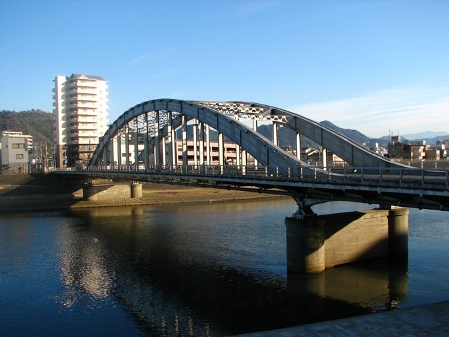 東伊豆で人間ドックがあったので,<br />人間ドックのあとに沼津の町を<br />訪れることができました.<br /><br />沼津といえば,<br />井上靖が中学生時代を送った場所.<br /><br />井上靖の「しろばんば」シリーズファン<br />としてはやっと訪れることができて<br />よかったです.<br /><br />町歩きは井上靖の名残を訪ねながら,<br />漁港でおいしい魚も食べられて<br />満足でした.<br />