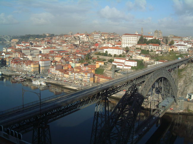 　スペイン（ガリシア地方）からポルトガルへ再入国。今度は電車で国境を越える（起きたらいつの間にかポルトガルだった）。最後はリスボンでお目当てのパステイス・デ・ナタ（エッグタルト）を味わい旅を締めくくった。